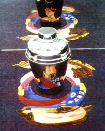The King and the Queen / Painted surface of 
distorted anamorphic view projecting onto a silver vase