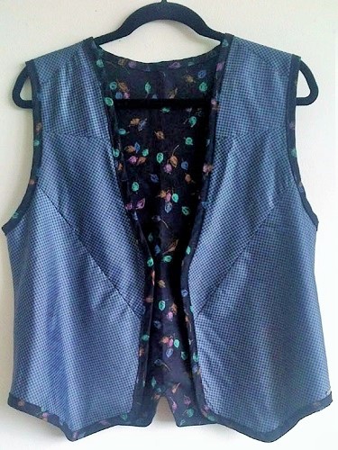 Vest / 
      Recycled umbrella fabric, lined, medium size